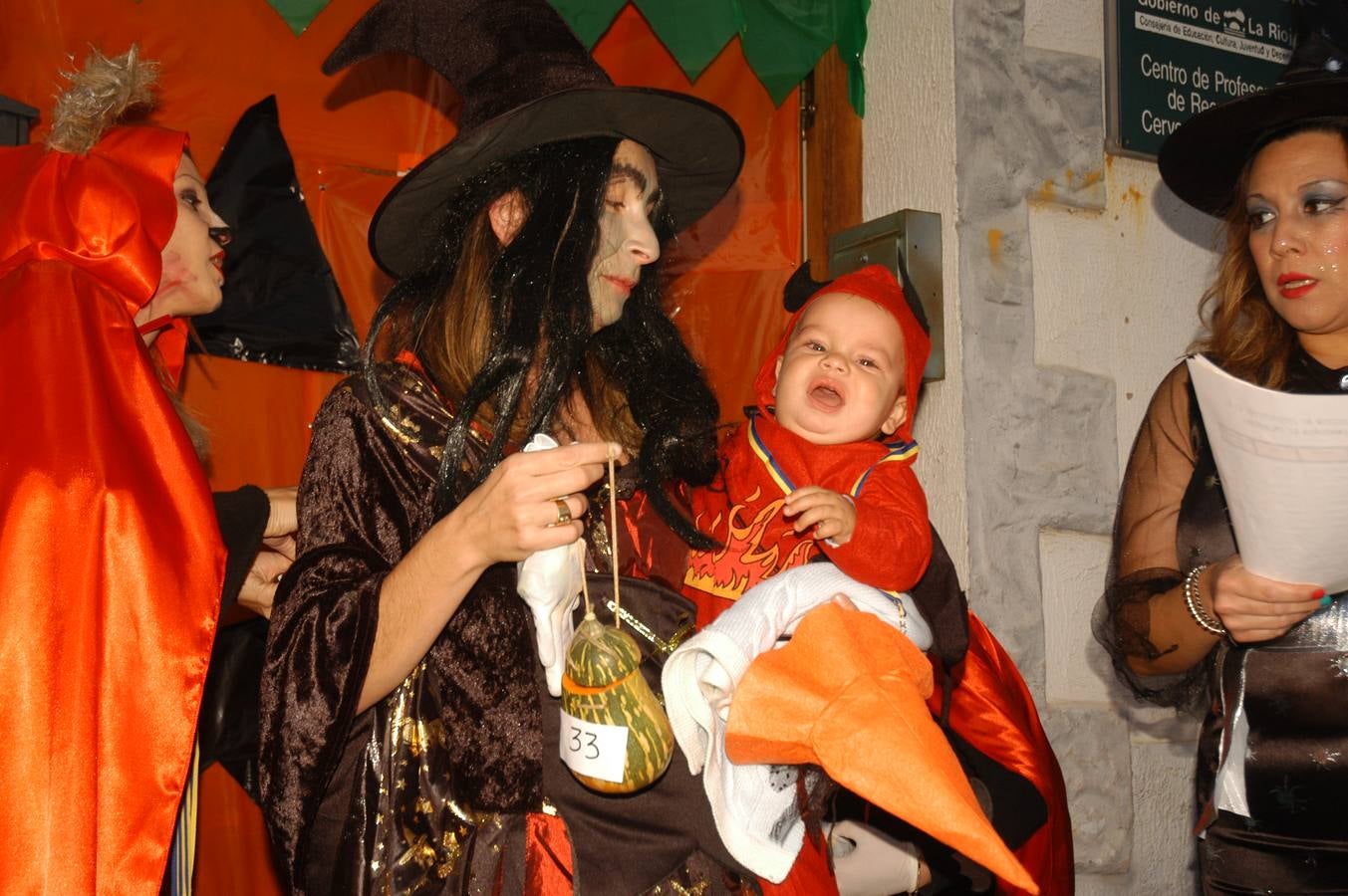 Los niños, también algunos mayores, se disfrazaron este martes en una fiestas organizada por la AMPA de primaria