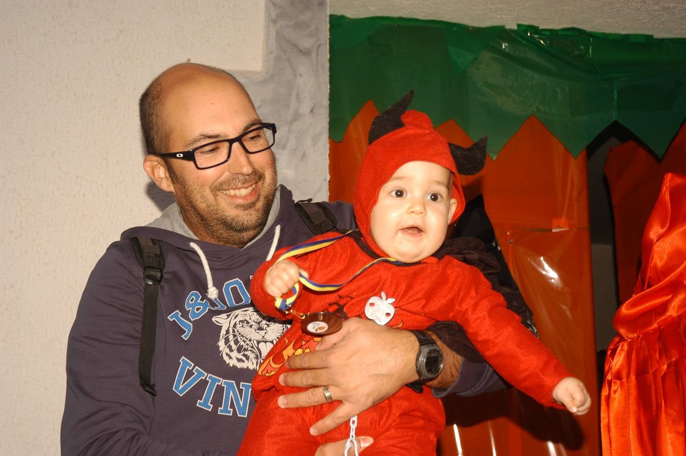 Los niños, también algunos mayores, se disfrazaron este martes en una fiestas organizada por la AMPA de primaria