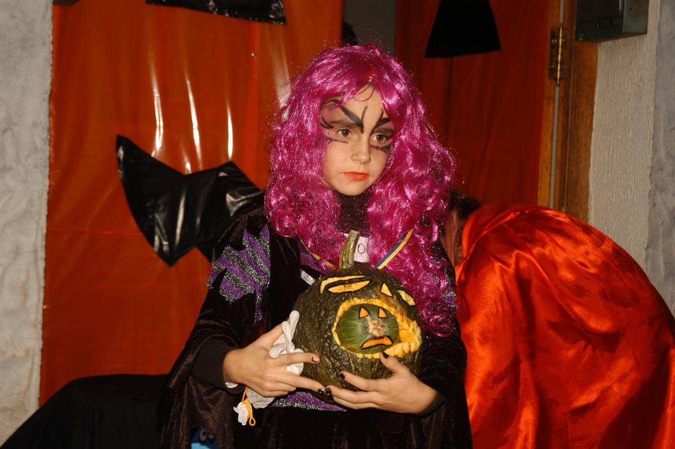 Los niños, también algunos mayores, se disfrazaron este martes en una fiestas organizada por la AMPA de primaria