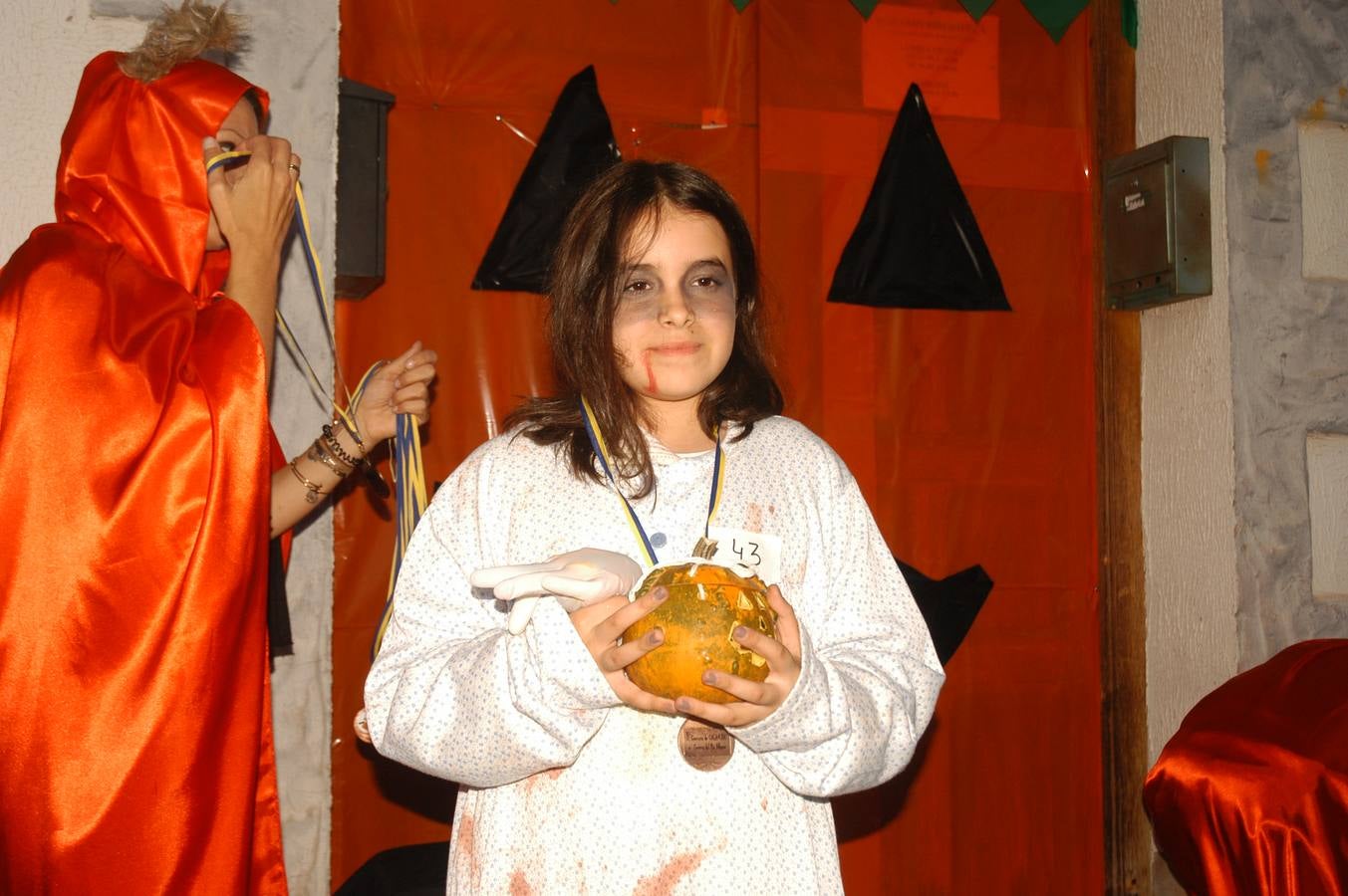 Los niños, también algunos mayores, se disfrazaron este martes en una fiestas organizada por la AMPA de primaria