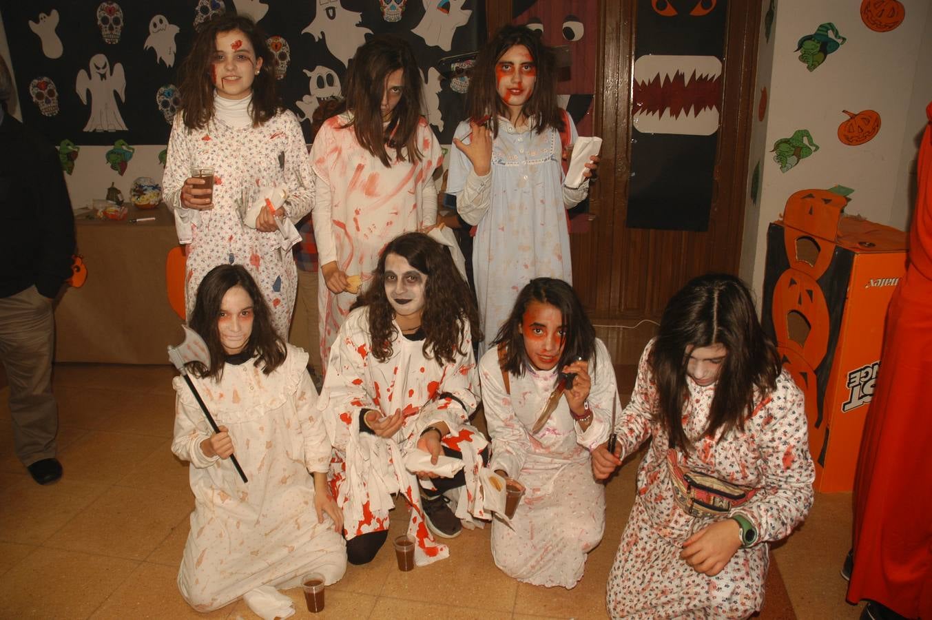 Los niños, también algunos mayores, se disfrazaron este martes en una fiestas organizada por la AMPA de primaria