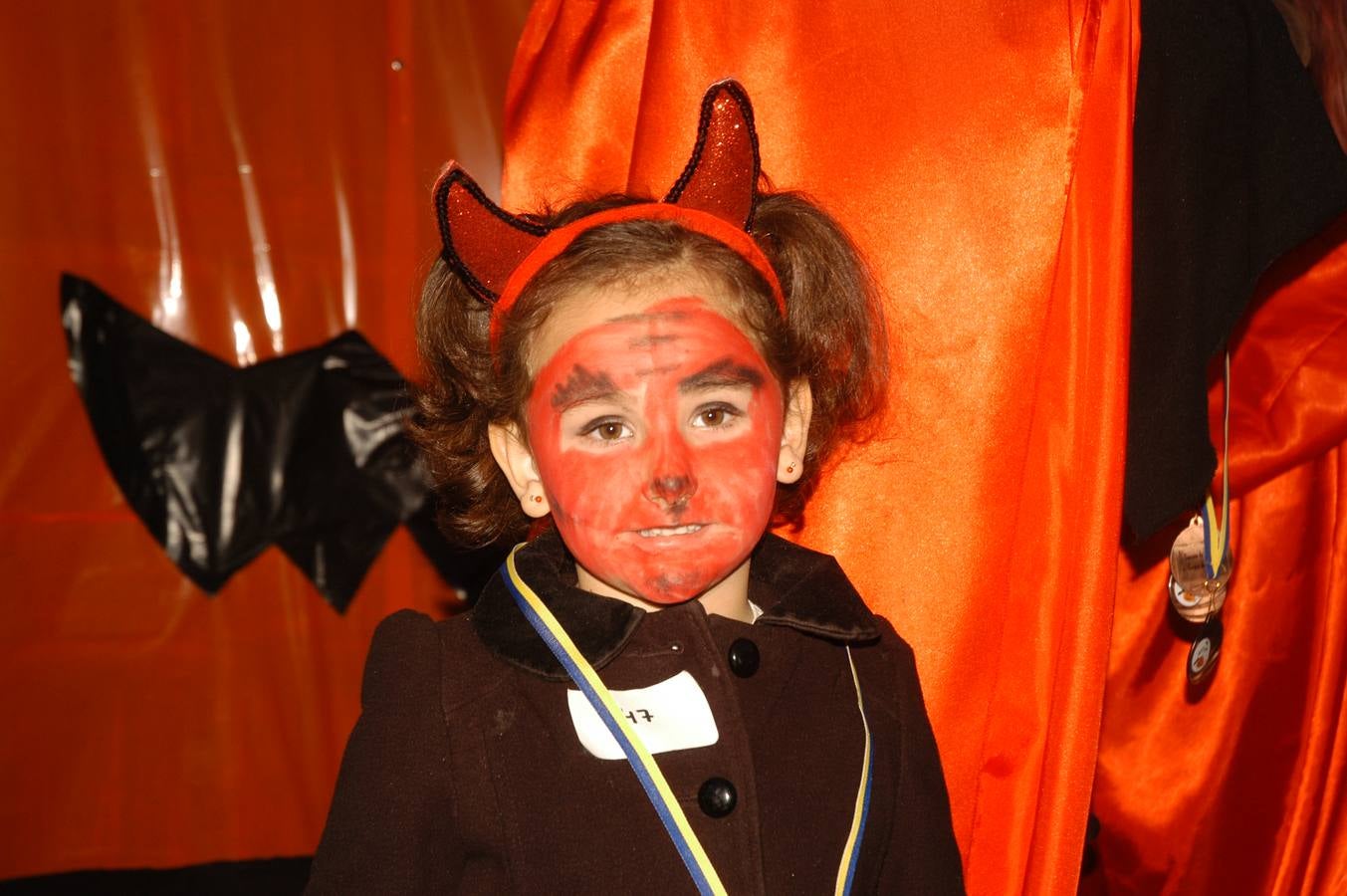 Los niños, también algunos mayores, se disfrazaron este martes en una fiestas organizada por la AMPA de primaria