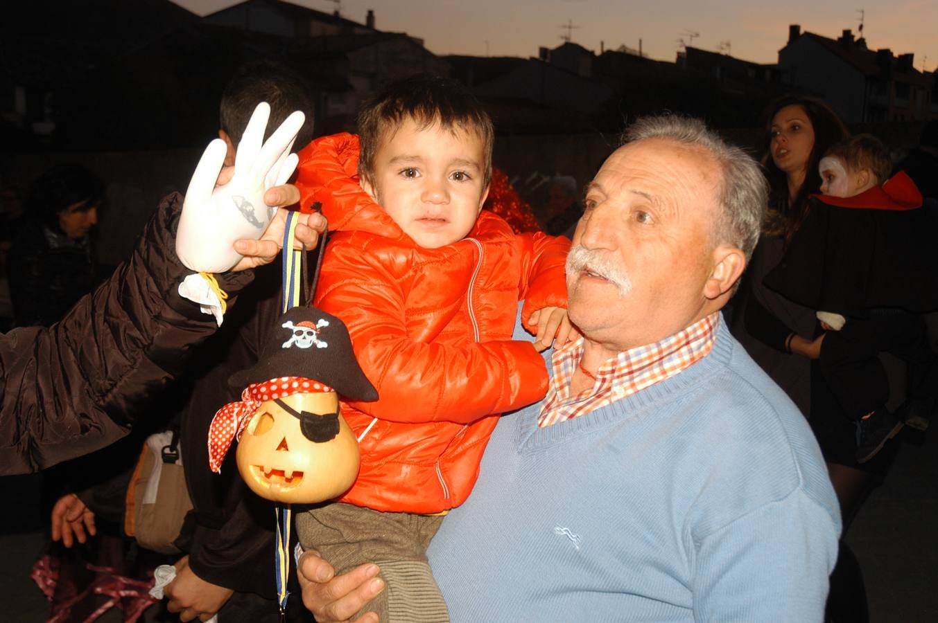 Los niños, también algunos mayores, se disfrazaron este martes en una fiestas organizada por la AMPA de primaria