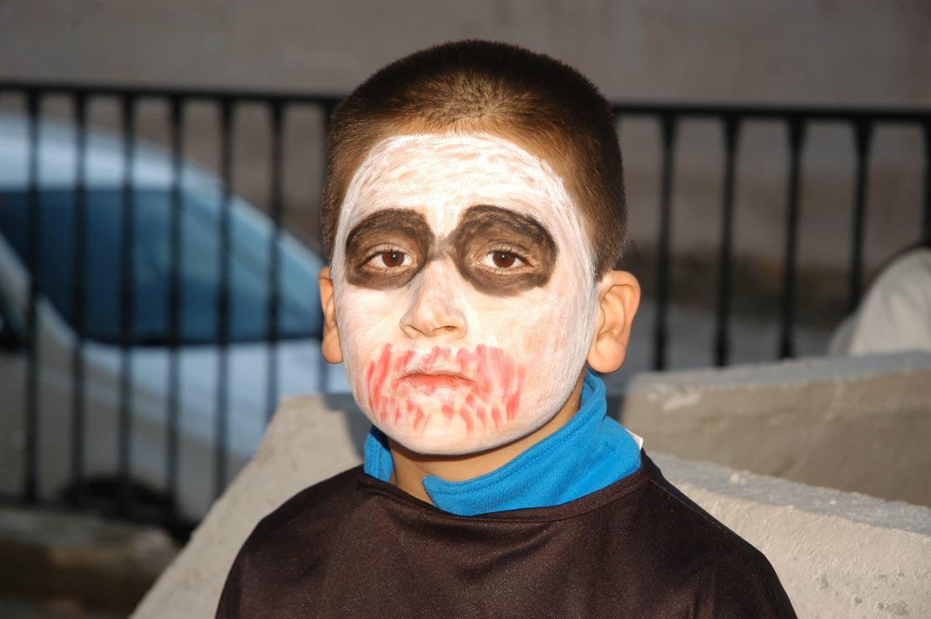 Los niños, también algunos mayores, se disfrazaron este martes en una fiestas organizada por la AMPA de primaria