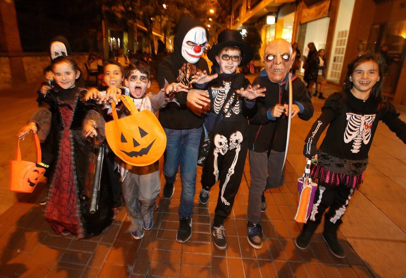 Algunos niños, incluso con toda la familia, mostraron sus disfraces por las calles de la capital riojana