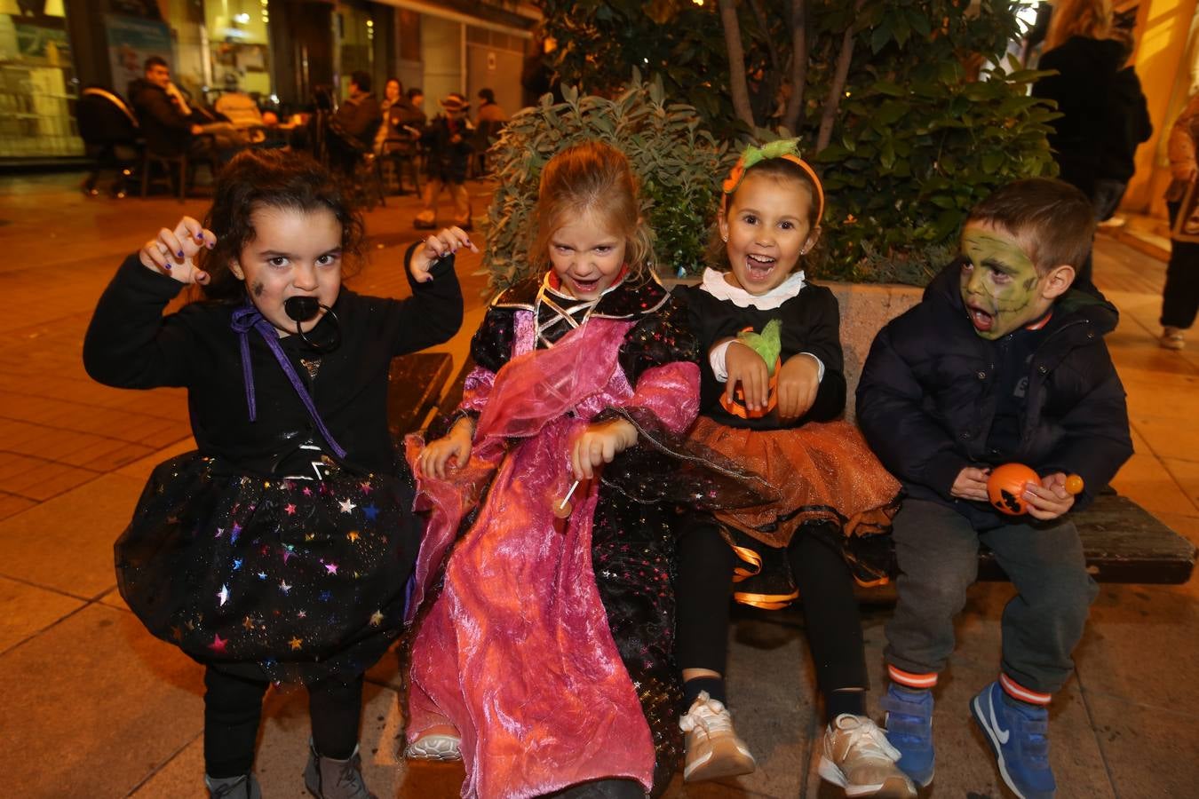 Algunos niños, incluso con toda la familia, mostraron sus disfraces por las calles de la capital riojana