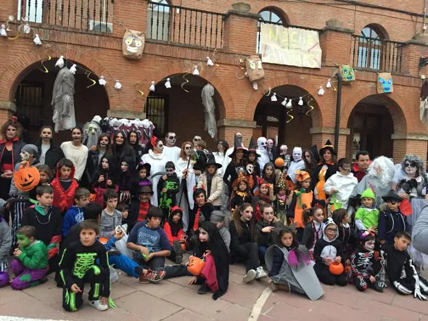 Niños y mayores, en la celebración de Halloween en Grañón. :: isabel vitoria díez