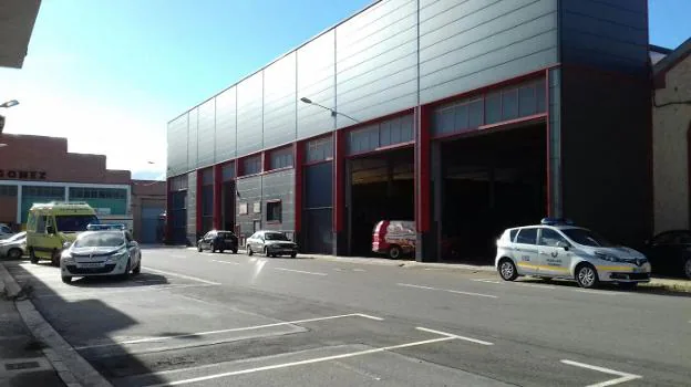 Coches policiales se desplazaron rápidamente hasta el polígono Neinver de Calahorra. :: m.f.