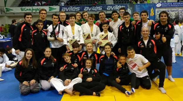 Judokas del Pedro Fernández en Avilés. :: l.r.