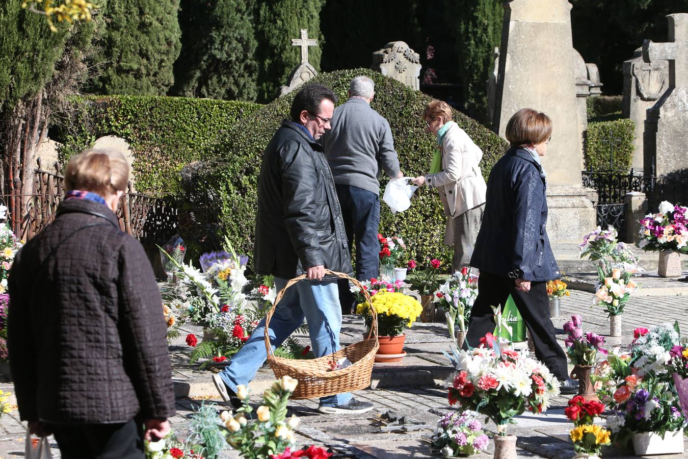 El cementerio de Logroño se prepara para celebrar Todos los Santos