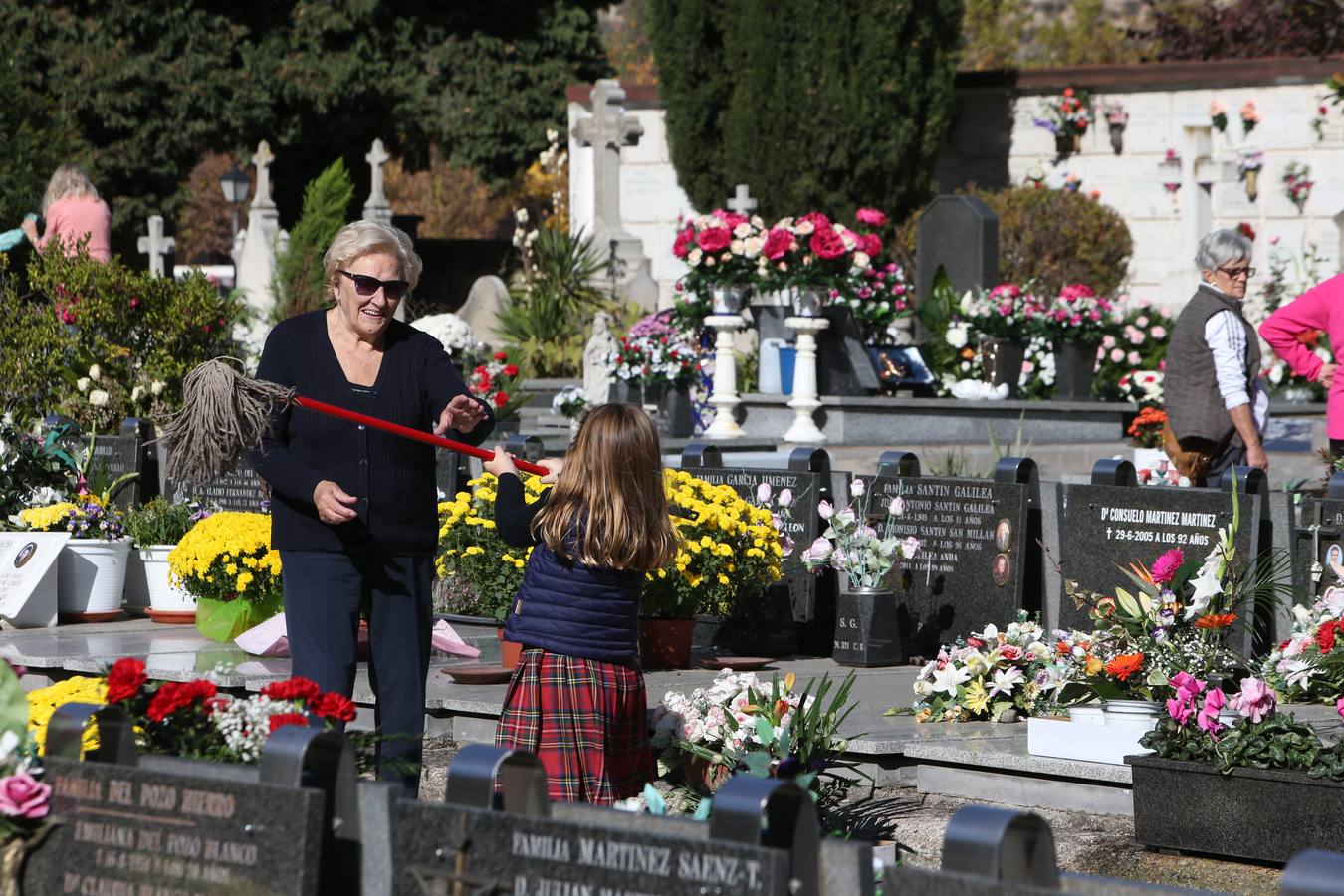 El cementerio de Logroño se prepara para celebrar Todos los Santos