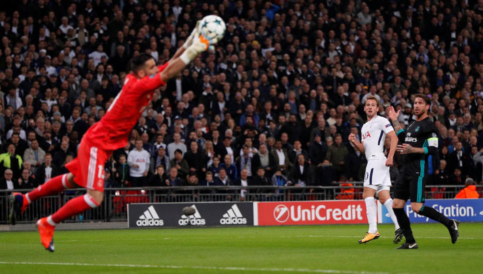 Los dos mejores equipos del Grupo H pelearon por la primera plaza del grupo en Wembley, que vibró y elevó los decibelios durante algunos momentos como el 1-0 de Delle Alli.