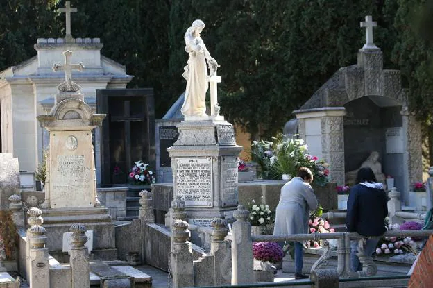 Logroño. Un par de mujeres arreglan las lápidas de sus familiares ante la proximidad de la festividad. :: Juan marín