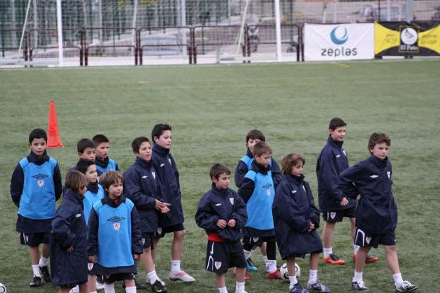 Jóvenes jugadores,
riojanos también, se ejercitan en Oyón
con la ropa del Athletic . :: l.r.
