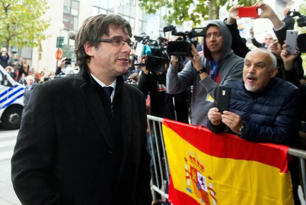 Puigdemont llega a su conferencia de prensa en Bruselas. :: efe