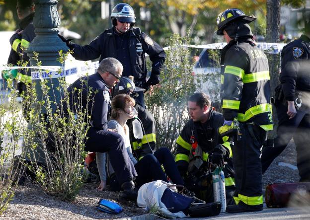 Una mujer recibe respiración asistida. A la derecha. :: reuters