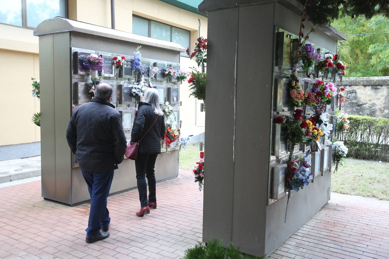 El cementerio de Logroño vivió una poco habitual abundante asistencia en el día de todos los santos 