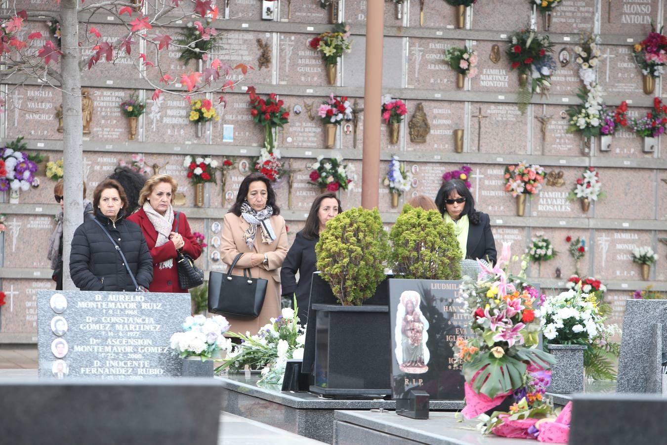 El cementerio de Logroño vivió una poco habitual abundante asistencia en el día de todos los santos 