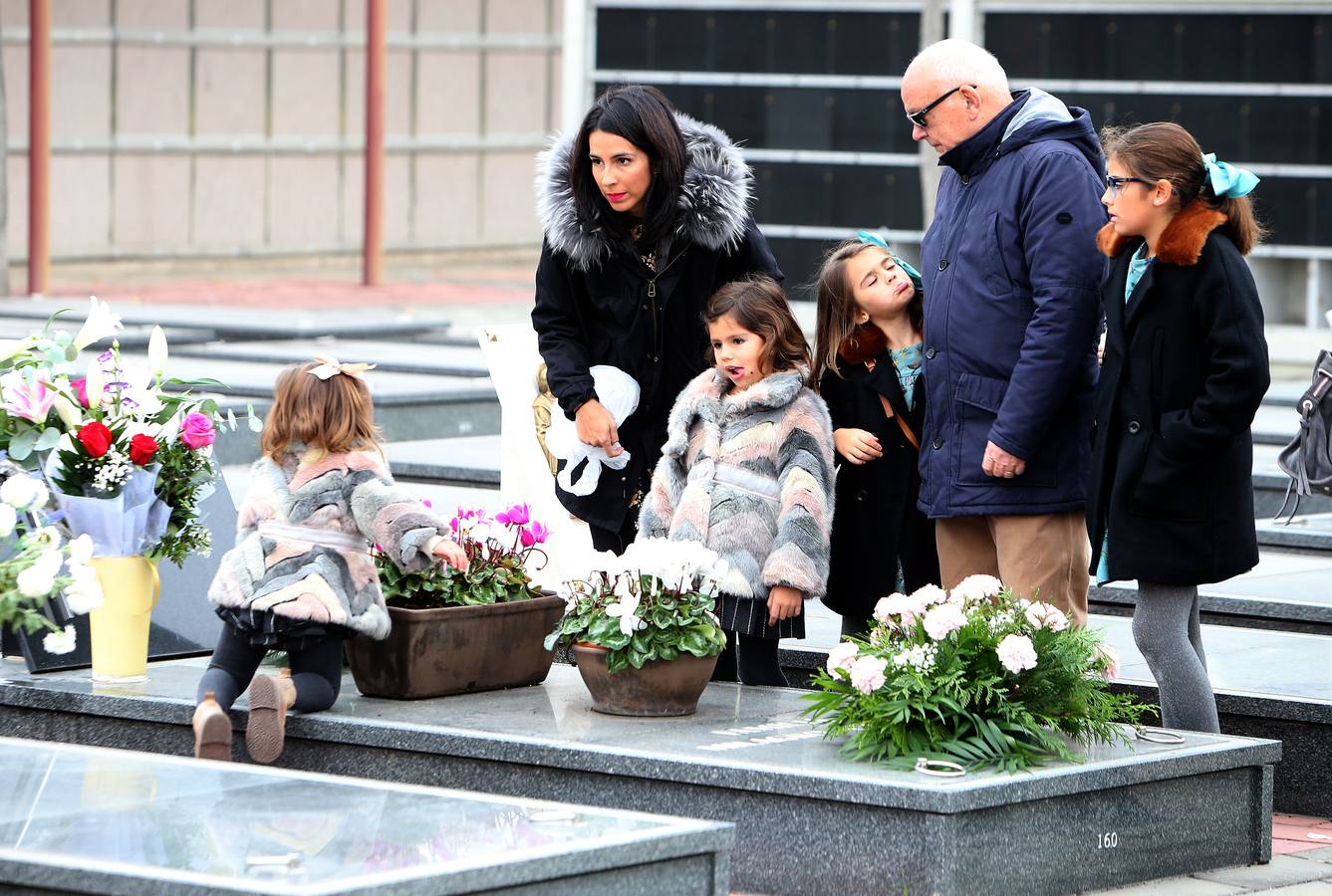 El cementerio de Logroño vivió una poco habitual abundante asistencia en el día de todos los santos 