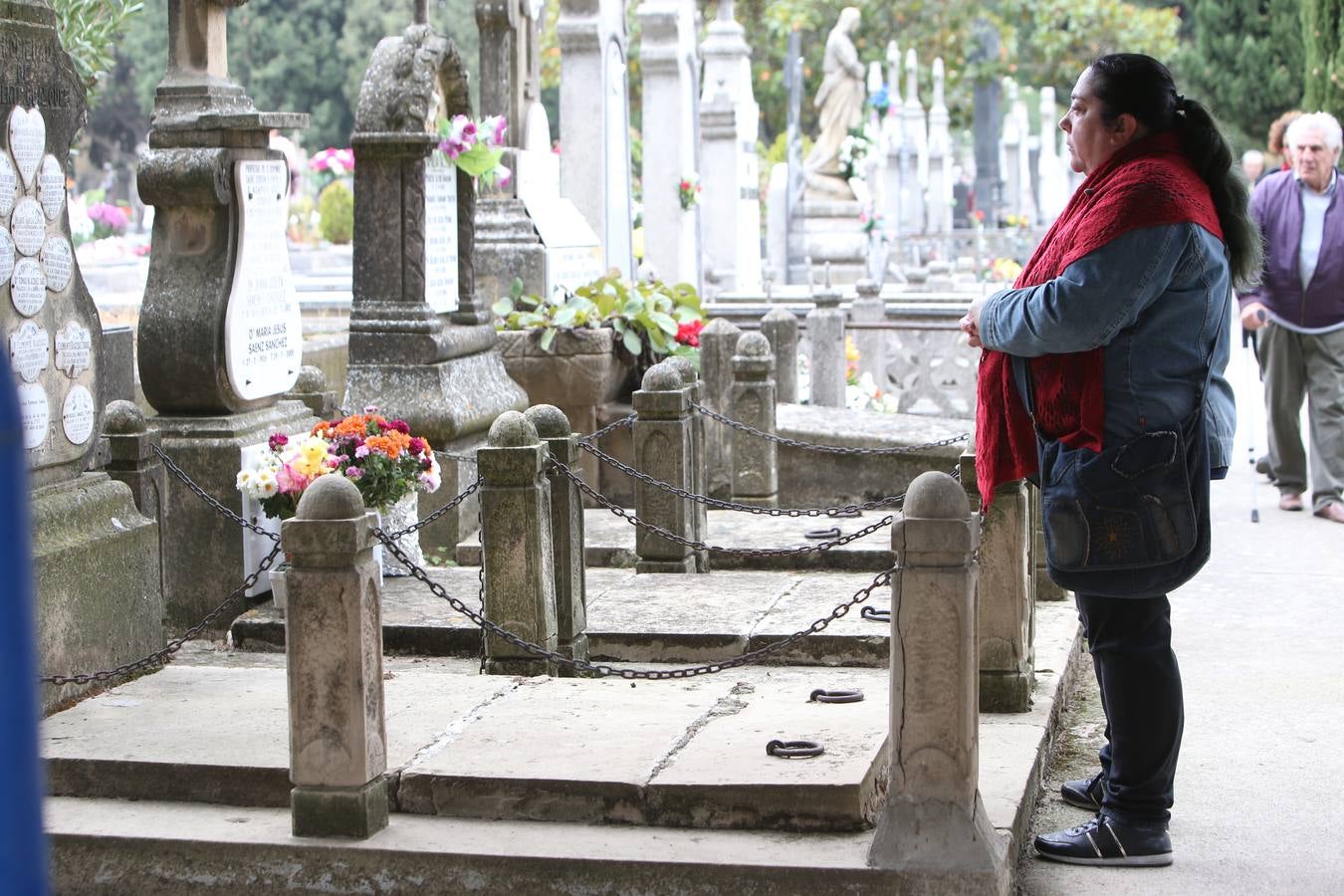 El cementerio de Logroño vivió una poco habitual abundante asistencia en el día de todos los santos 