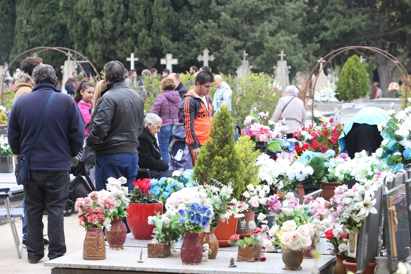 El cementerio de Logroño vivió una poco habitual abundante asistencia en el día de todos los santos 