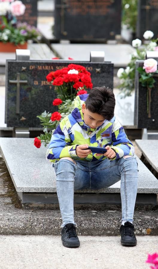 El cementerio de Logroño vivió una poco habitual abundante asistencia en el día de todos los santos 