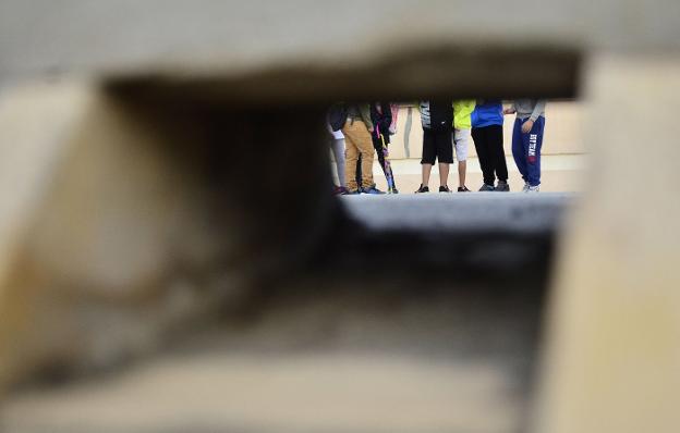 Unos niños esperan para entrar al colegio público del barrio de Son Roca, en Palma de Mallorca. :: atienza / efe