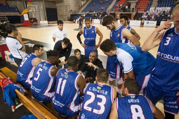 Jenaro Díaz da instrucciones a sus jugadores en el Palacio. :: díaz uriel