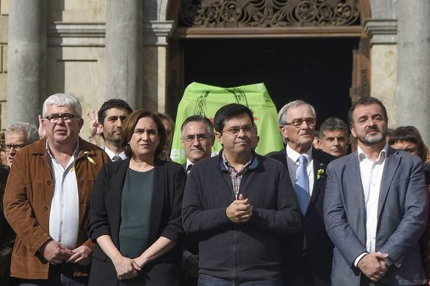 La alcaldesa de Barcelona, Ada Colau, ayer, en la concentración convocada en apoyo de los dirigentes de la Generalitat cesados. :: LLUIS GENE / AFP