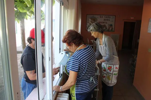 Los voluntarios de Cáritas repartieron 800 comidas entre los temporeros, entre otros servicios. :: E.P.