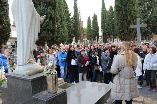 Casi un centenar de personas acudieron a la visita guiada al cementerio. :: m.f.