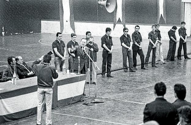 Blas Piñar, líder de Fuerza Nueva, en el polideportivo Las Gaunas. :: Foto teo (archivo casa de la imagen)