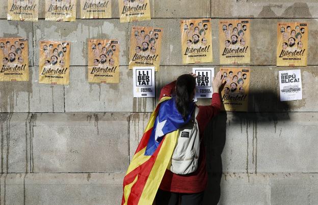 CARTELES A FAVOR DE LA LIBERACIÓN DE LOS EXCONSEJEROS