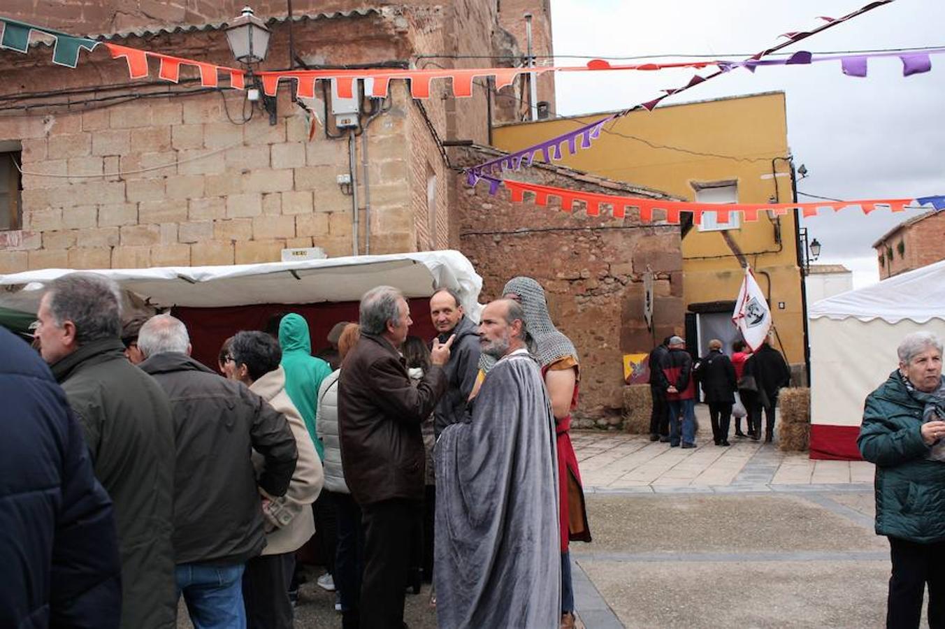 Mucho público en Alesón con motivo de la celebración del mercado medieval y el festival de la castaña asada.