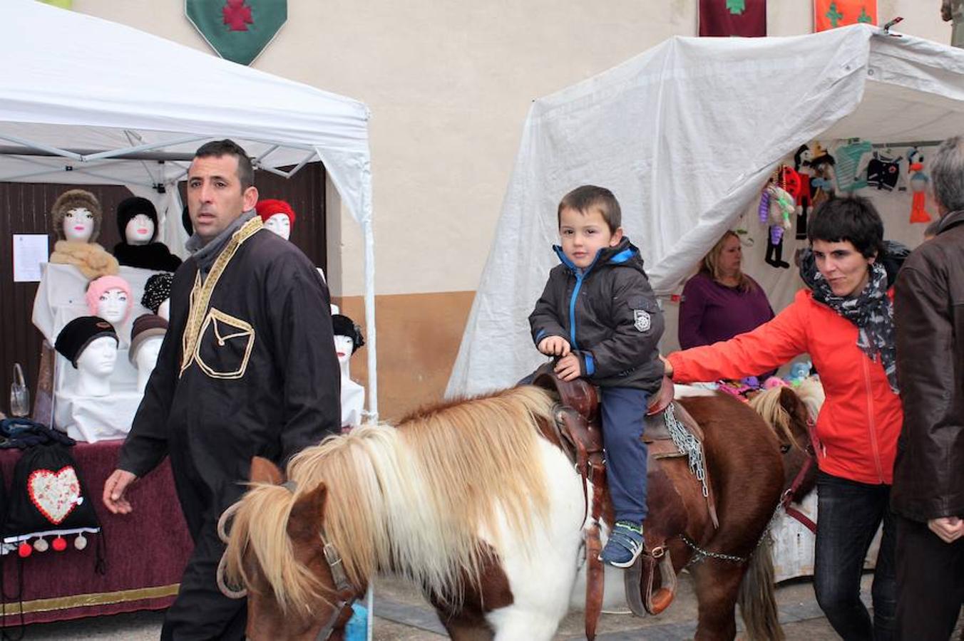 Mucho público en Alesón con motivo de la celebración del mercado medieval y el festival de la castaña asada.