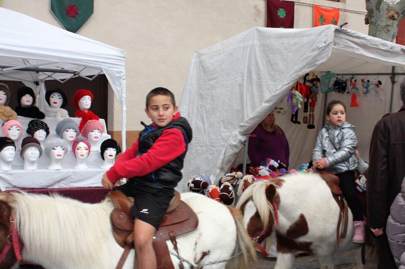 Mucho público en Alesón con motivo de la celebración del mercado medieval y el festival de la castaña asada.