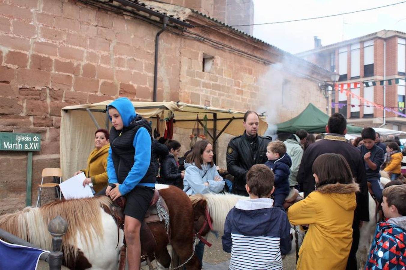 Mucho público en Alesón con motivo de la celebración del mercado medieval y el festival de la castaña asada.