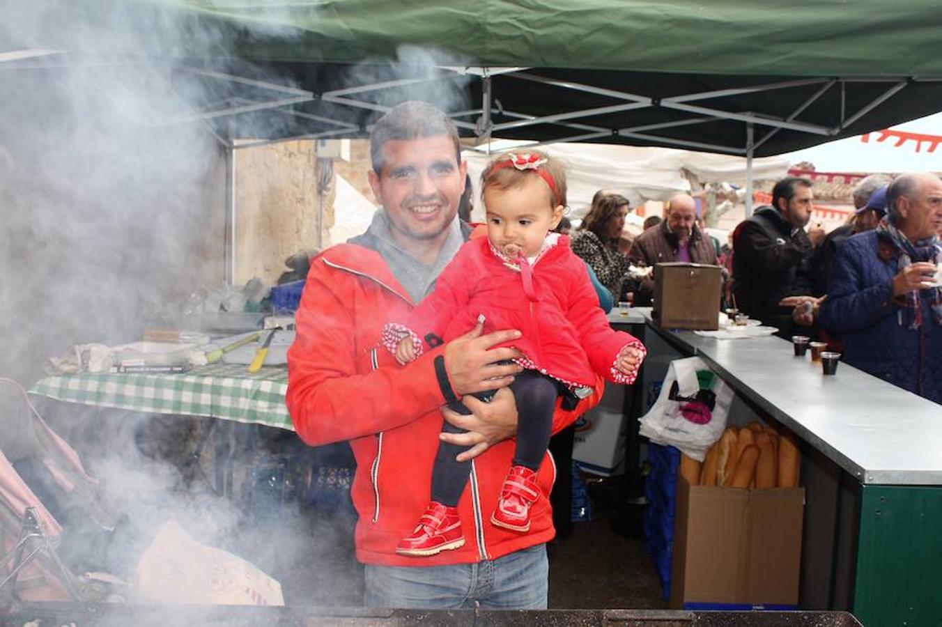 Mucho público en Alesón con motivo de la celebración del mercado medieval y el festival de la castaña asada.