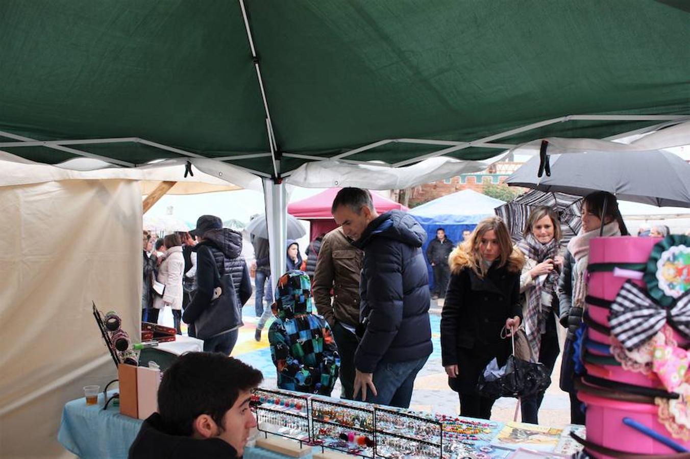 Mucho público en Alesón con motivo de la celebración del mercado medieval y el festival de la castaña asada.