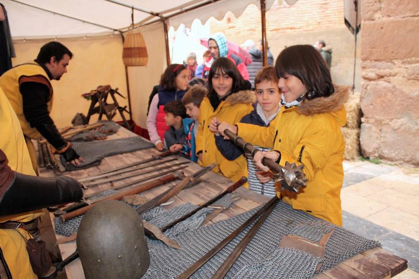 Mucho público en Alesón con motivo de la celebración del mercado medieval y el festival de la castaña asada.