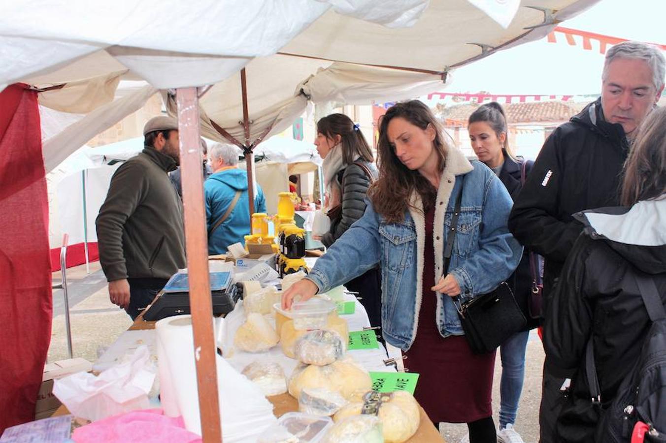 Mucho público en Alesón con motivo de la celebración del mercado medieval y el festival de la castaña asada.