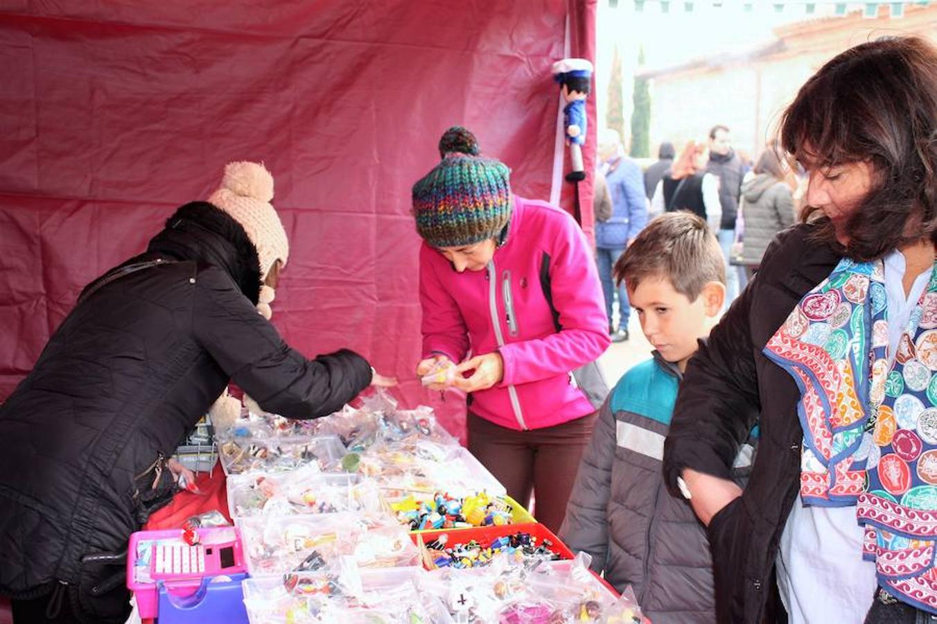 Mucho público en Alesón con motivo de la celebración del mercado medieval y el festival de la castaña asada.