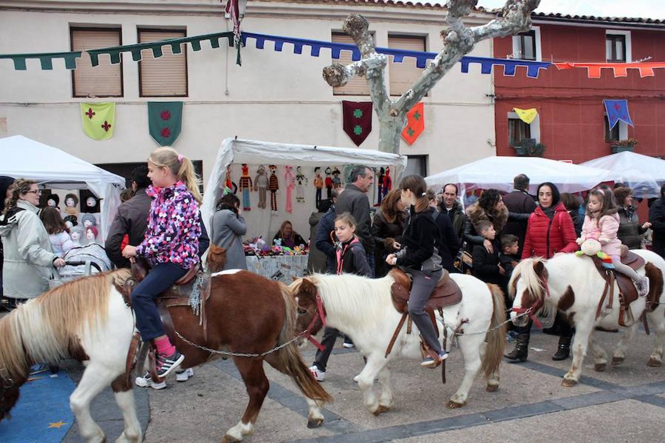 Mucho público en Alesón con motivo de la celebración del mercado medieval y el festival de la castaña asada.