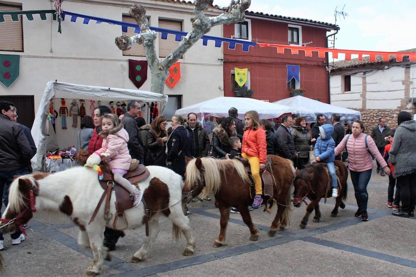 Mucho público en Alesón con motivo de la celebración del mercado medieval y el festival de la castaña asada.