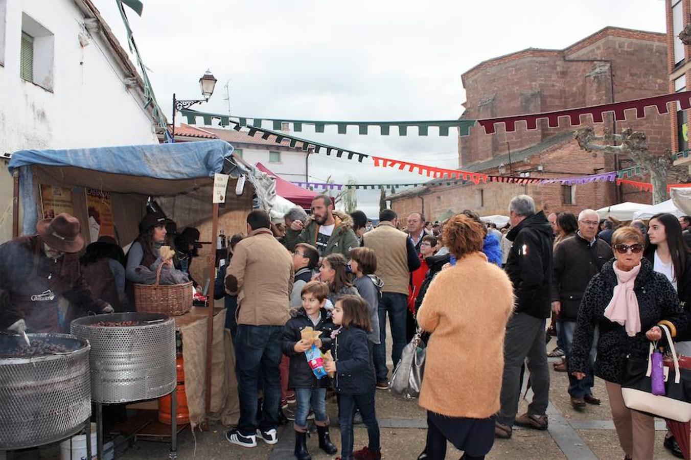 Mucho público en Alesón con motivo de la celebración del mercado medieval y el festival de la castaña asada.