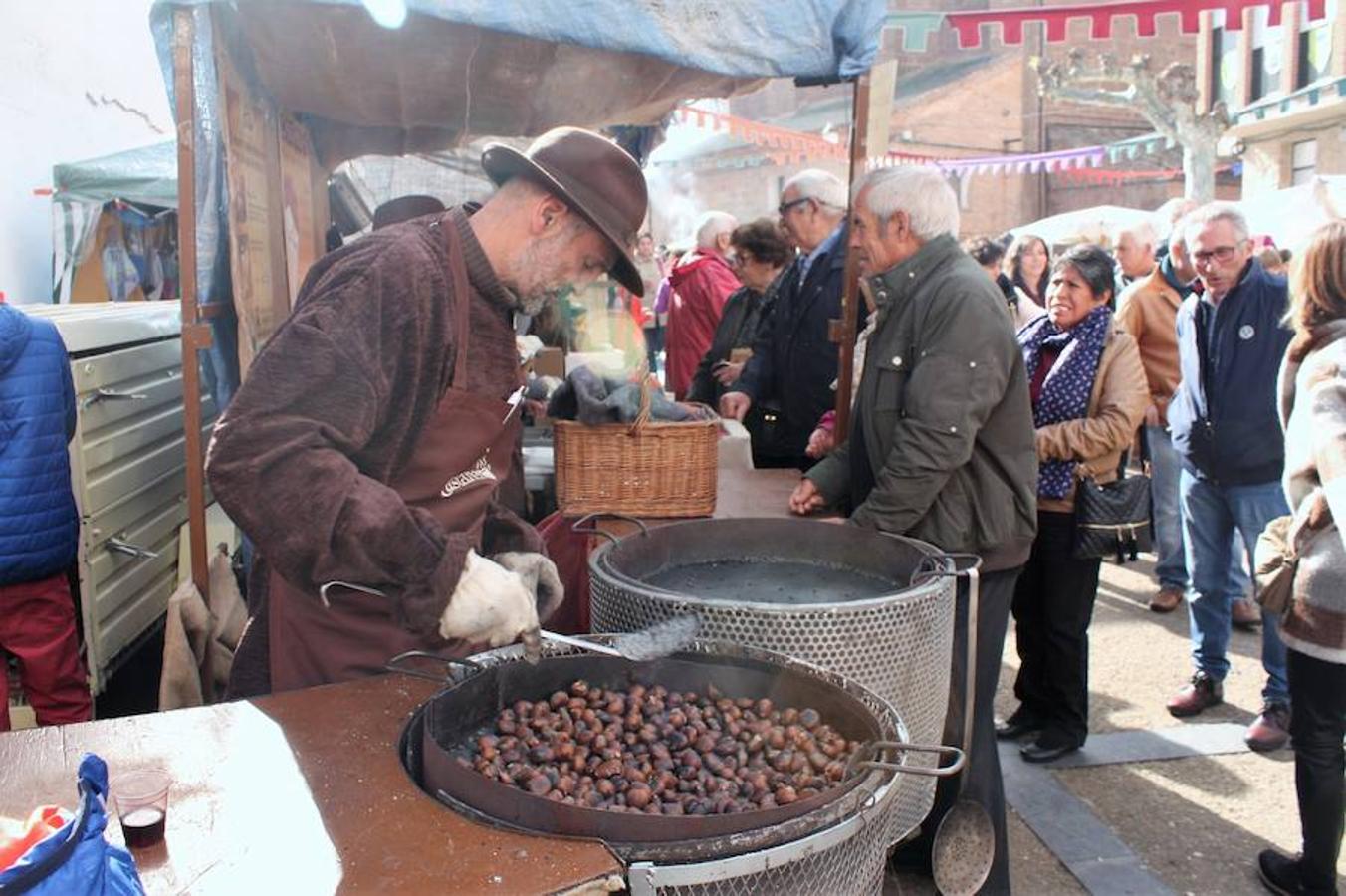 Mucho público en Alesón con motivo de la celebración del mercado medieval y el festival de la castaña asada.