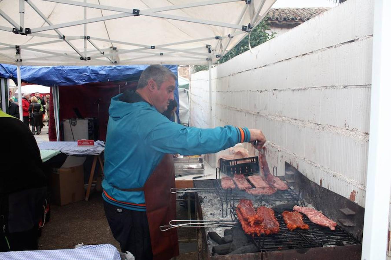 Mucho público en Alesón con motivo de la celebración del mercado medieval y el festival de la castaña asada.