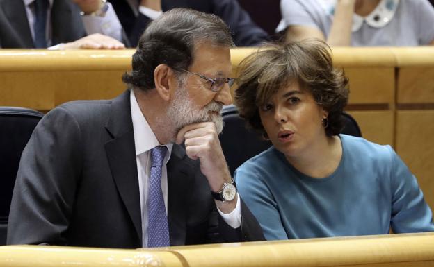 El presidente del Gobierno, Mariano Rajoy, y la vicepresidenta Soraya Sáenz de Santamaría.