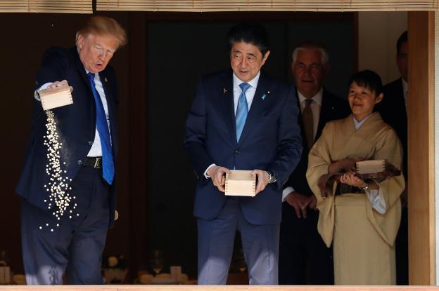 Trump alimentó de golpe a los peces imitando a Abe, en el palacio de Akasaka. :: J. E. / reuters