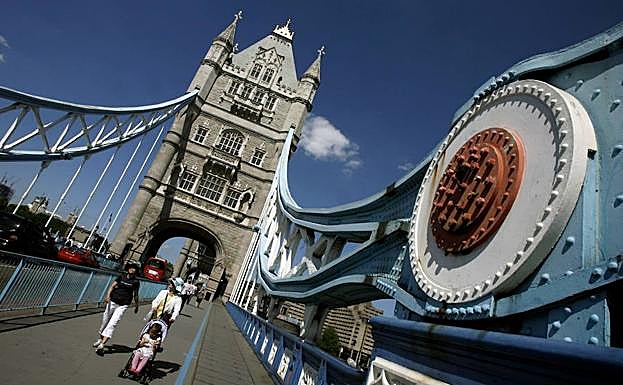 Peatones cruzan el Puente de la Torre de Londres. 